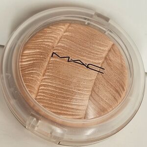 Mac Postmodernist Peach Extradimension Skinfinish highlighter pressed powder